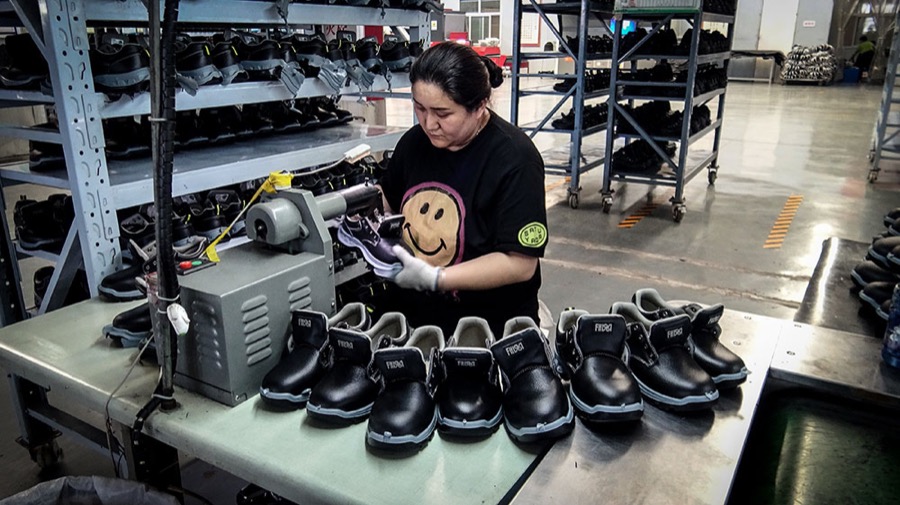 Anchen PU injection workshop for safety footwear manufacturing